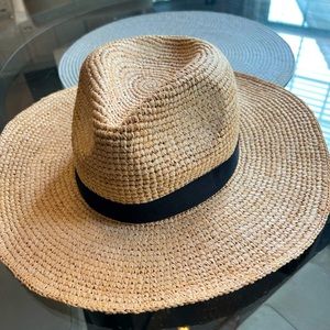 J Crew Woman’s packable straw hat, size M/L, material Raffia.